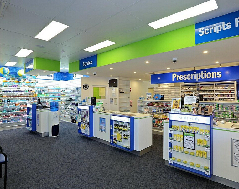 实际生活中大多数药店药房的装修都如下面这张效果图展示的一样,药店