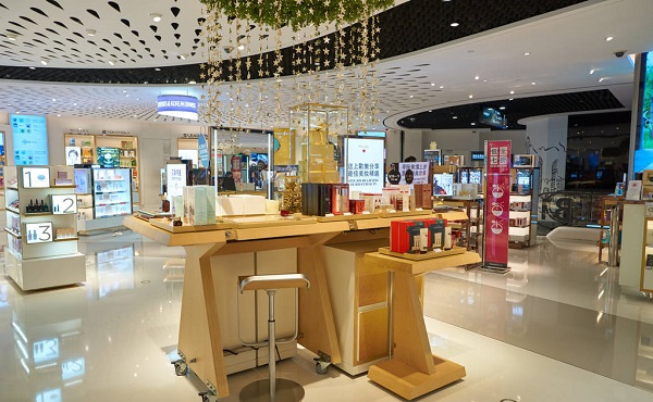 现代简约风格的化妆品店铺内部结构装饰图片