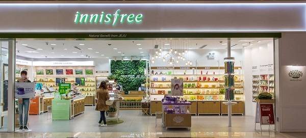 日韩风格的化妆品店铺门头装饰图片