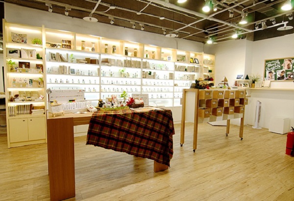 日韩风格的化妆品店铺内部结构装饰图片