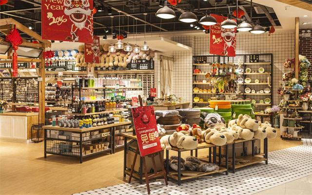 除了精品店东西要吸引人外,好的装修风格,灯光等都会让商品更加醒目