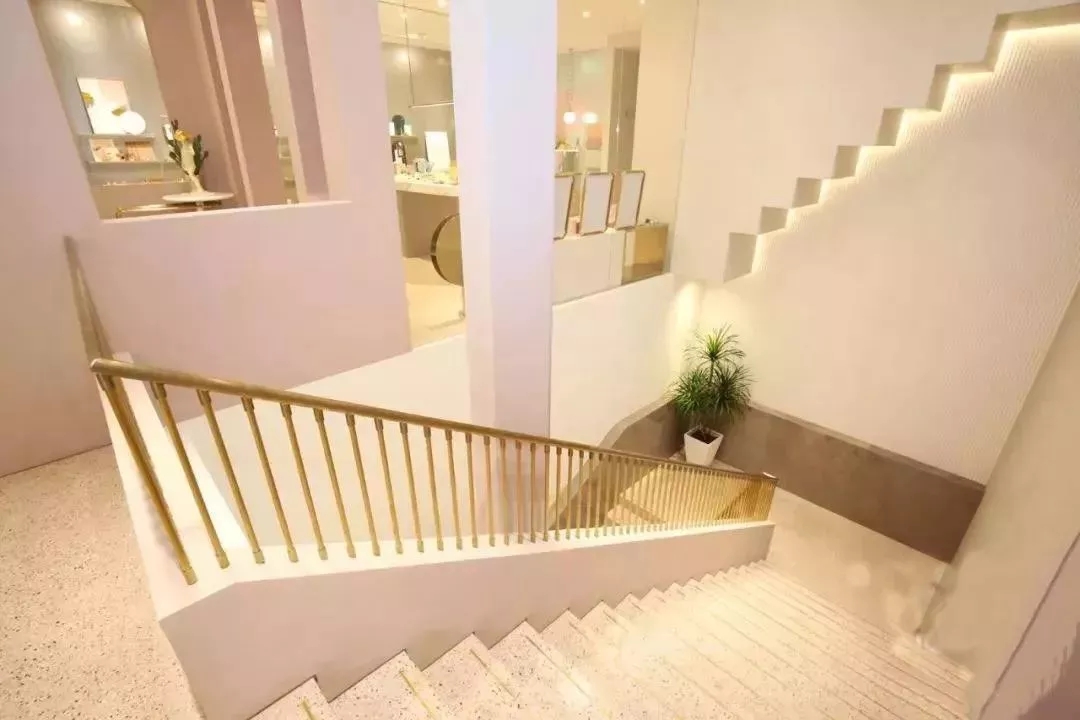 再来看看这间网红餐厅The Gallery,它的装修风格及设计元素,包括餐厅里的墙、吊顶、丝绒餐椅都变成了粉色的模样,这简直是艺术与餐饮的完美结合体,粉粉嫩嫩的让人少女心爆表,成了名人网红们必去的拍照打卡圣地。 网红餐厅装修风格图片 网红餐厅装修风格图片 网红餐厅装修风格图片 网红餐厅装修风格图片 网红餐厅装修风格图片 网红餐厅装修风格图片