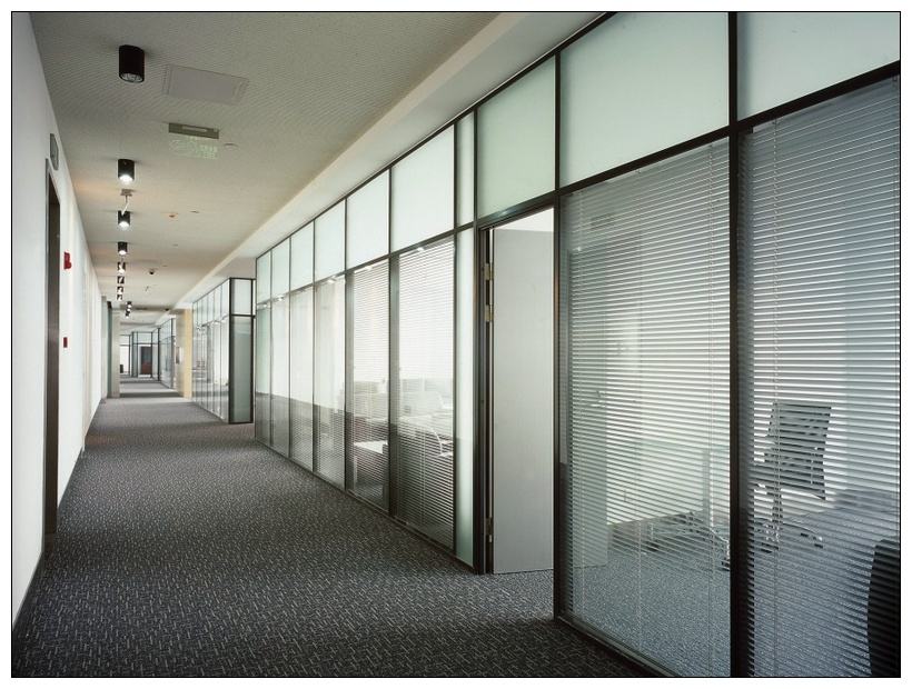 成都办公室装修设计 安装玻璃隔断都有哪些方法？