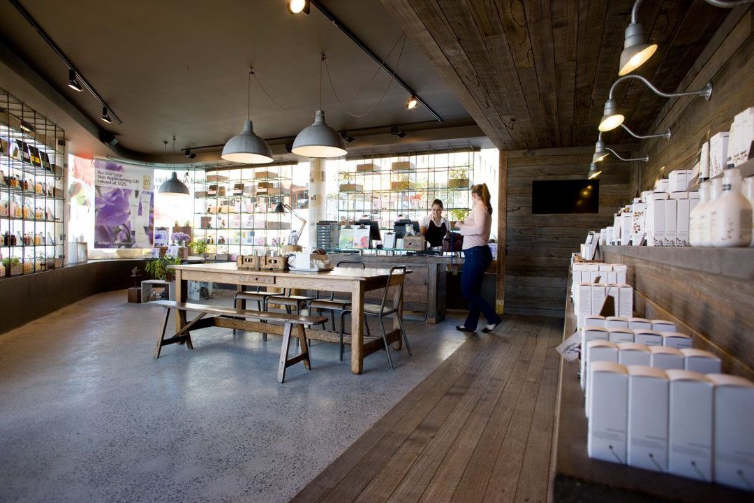 成都店铺装修公司告诉你一家人气旺的店铺色...