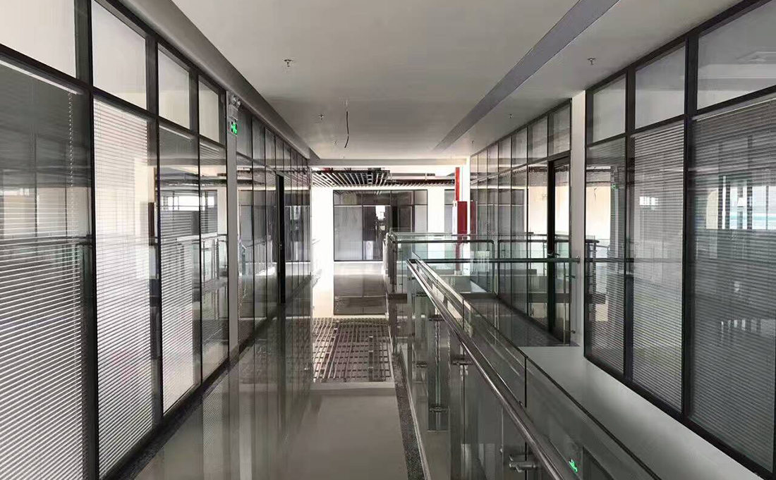 办公室双层玻璃隔断百叶效果图