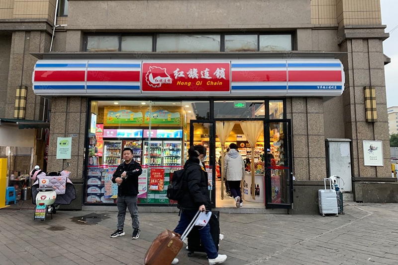 舞东风与红旗连锁超市店铺装修对比